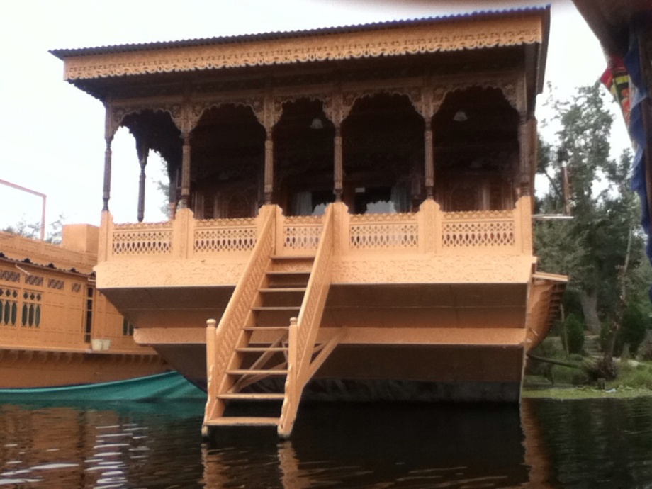 gurkha-house-boat best place to visit in kashmir